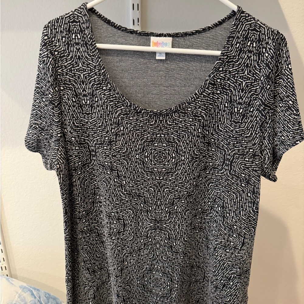 LuLaRoe Black & White Scoop Neck Short Sleeve Top